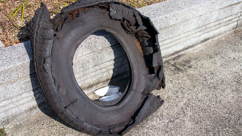 ボロボロの廃タイヤのイメージ写真