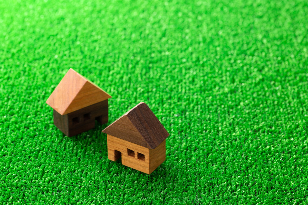 人工芝と家の木製模型のイメージ写真