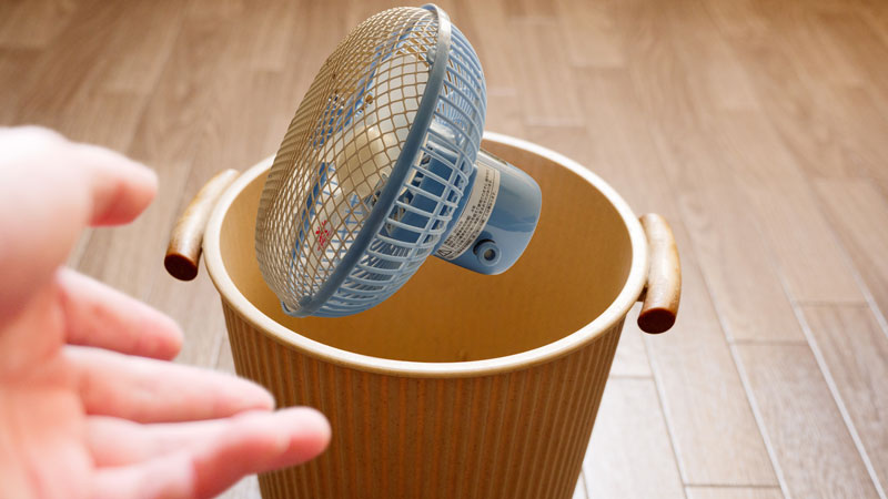 扇風機を廃棄処分するイメージ写真