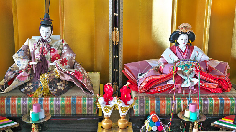 飾られた雛人形と付属品の写真