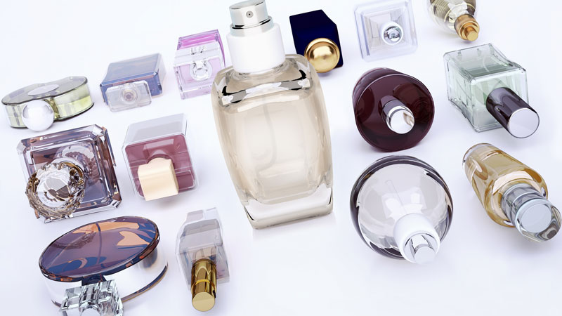 様々なボトルの香水のイメージ写真