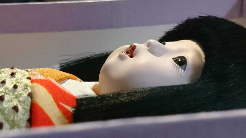 箱に入った日本人形のイメージ写真