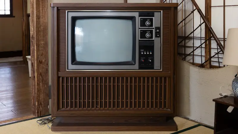 レトロな外観のブラウン管テレビのイメージ写真