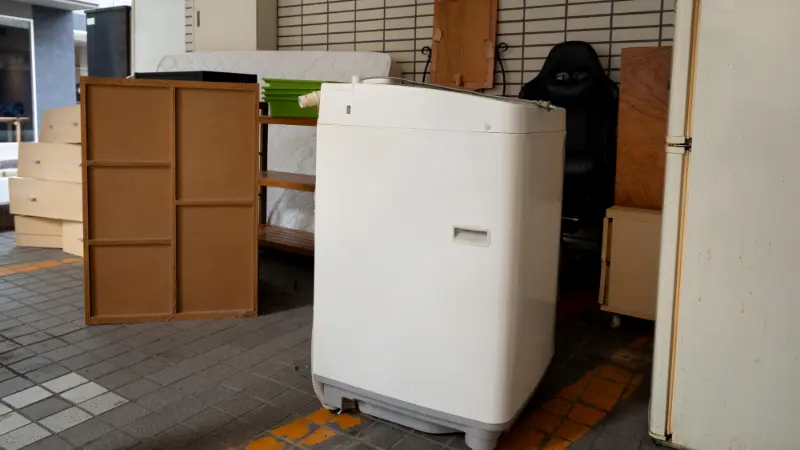 マンションの前に出された家電や家具、不用品等のイメージ写真